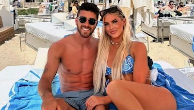 El argentino Marcos Senesi presentó a su NOVIA FUTBOLISTA: el álbum de fotos de sus paradisíacas vacaciones