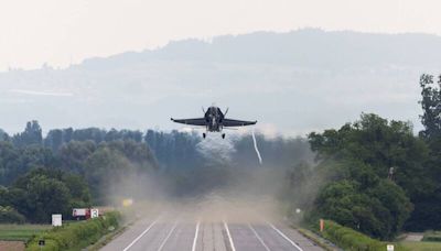 瑞士演練臨時作戰能力 F/A-18戰機於高速公路完成起降 - 自由軍武頻道