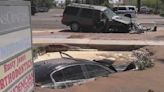 Autoridades investiga cómo fue que un automóvil terminó dentro de un hoyo tras un aparatoso accidente