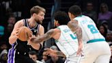 Sabonis posts NBA-leading 33rd double-double in Kings’ win over Hornets; Huerter injured