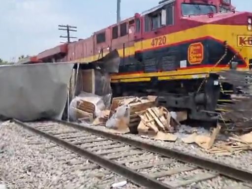 Tren destroza a tráiler que intentó ganarle el paso