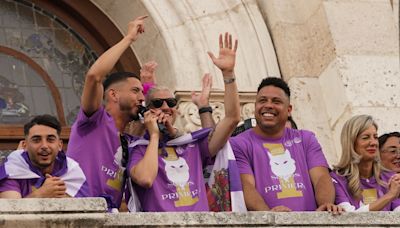 Pezzolano corea el 'Pezzolano dimisión' en el homenaje al Valladolid por el ascenso