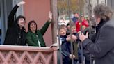 ¡Les hizo el día! Presidente Milei baja de balcón de la Casa Rosada para saludar a niños en la Plaza de Mayo