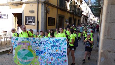 Más de 600 escolares salen a la calle en Cangas del Narcea al grito de “Cuida Cangas, cuida tu pueblo”