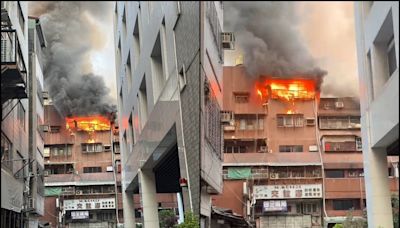 快訊／台中公寓失火「5樓全面燃燒」 火舌噴出鐵窗濃煙竄天