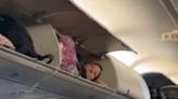 女搭機「爬進行李櫃」躺平睡覺 離譜畫面瘋傳！乘客全看傻