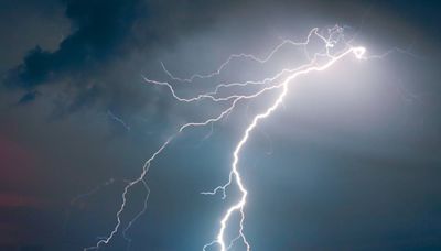 Lightning kills man trying to warn beachgoers of incoming storm