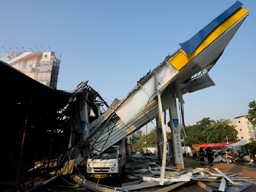 印度孟買「最大看板」被強風吹塌 至少12人被壓死