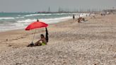 La playa de Corinto inicia otro verano con dificultades para los bañistas