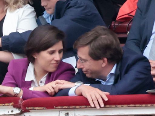 Los gestos de amor de Martínez Almeida y Teresa Urquijo al ritmo del chotis durante la corrida de toros de San Isidro en Madrid