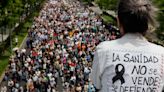 Miles de personas protestan contra la "destrucción" de la sanidad pública de Madrid