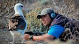 El científico mexicano premiado por National Geographic que transporta aves más de 6.000 km y les encuentra padres adoptivos en México