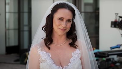 Yes, that's Jennifer Love Hewitt singing 'Islands in the Stream' during her '9-1-1' wedding