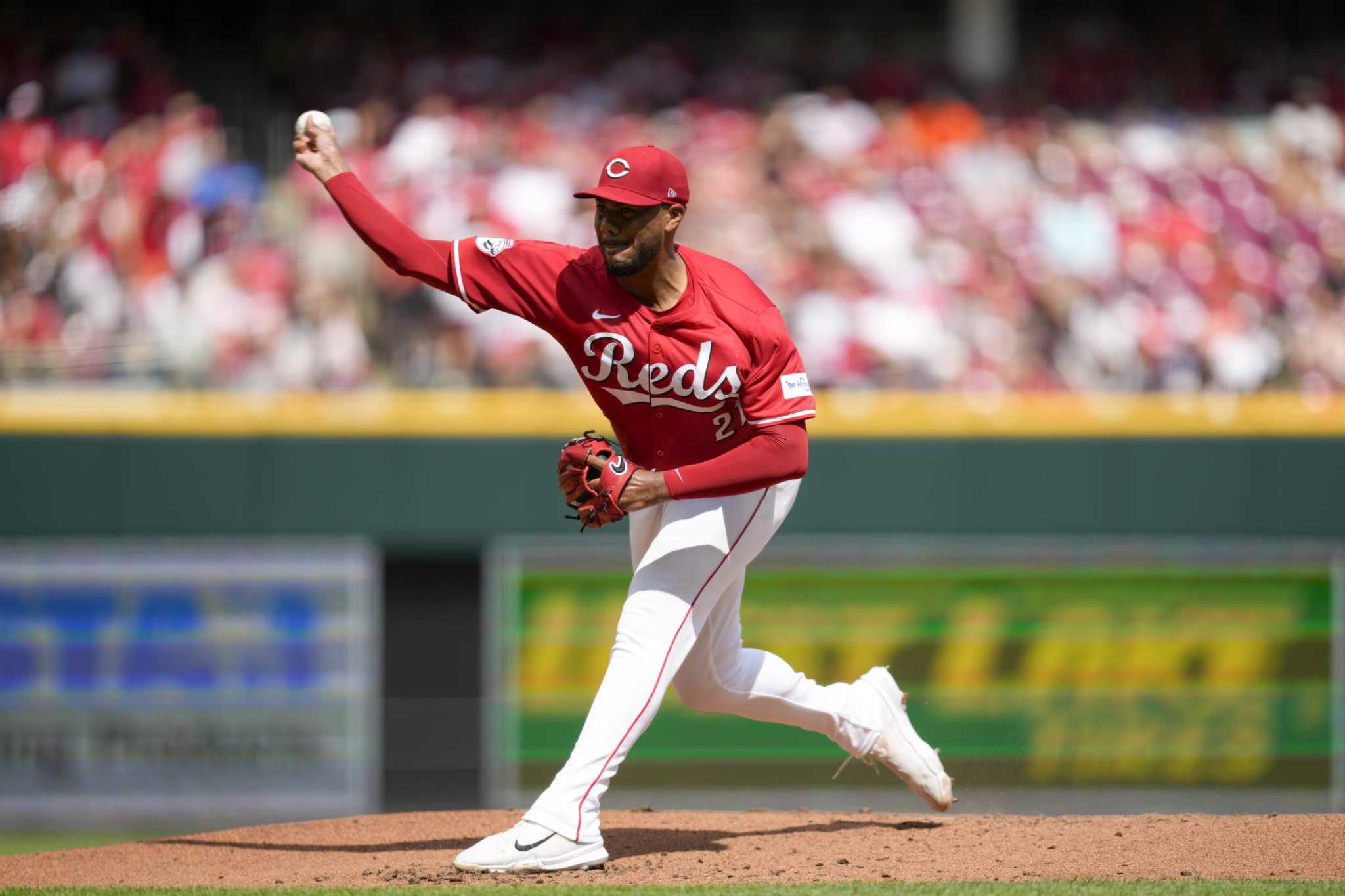 Wenceel Pérez slams a two-run homer in the eighth and Tigers rally to beat the Reds 5-3