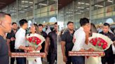 Man's Beautiful Gesture To Welcome His Fiancée At Airport is Too Cute to Miss - News18