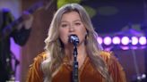 Kelly Clarkson Is Hopelessly ‘Lost in the Fifties’ in Stunning Ronnie Milsap Cover: Watch