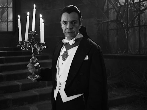 El mexicano Derbez es Drácula en la comedia que revive cómo se grabó el filme en 1930