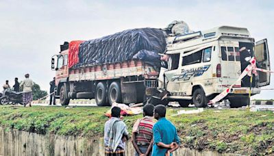 15 killed as van rams into truck in Karnataka, police suspect driver dozed off