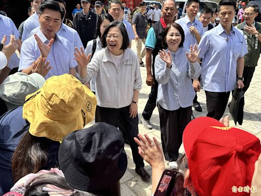 小英卸任前回楓港老家祭祖 鄉親擊掌大喊「總統好」