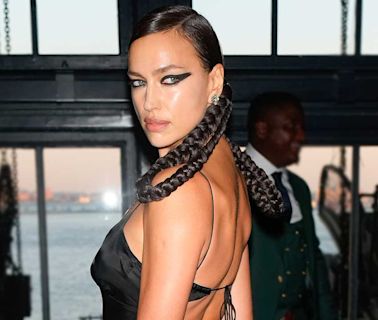 Irina Shayk impacta con su look más rompedor en Nueva York: ahumado extremo y trenzas XL