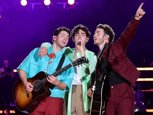 Las claves del show de Jonas Brothers en su regreso a Chile - La Tercera