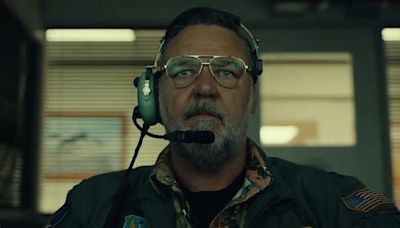 Russell Crowe es los ojos de Liam Hemsworth en esta escena en exclusiva de Misión hostil, que llega a los cines esta semana