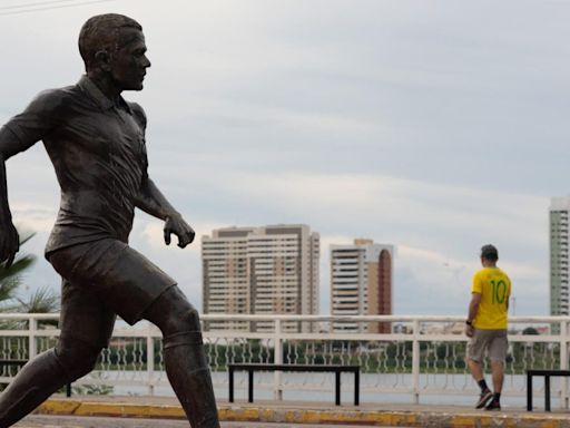 Retiraron estatua del exfutbolista Dani Alves en su natal ciudad de Juazeiro en Brasil - El Diario NY