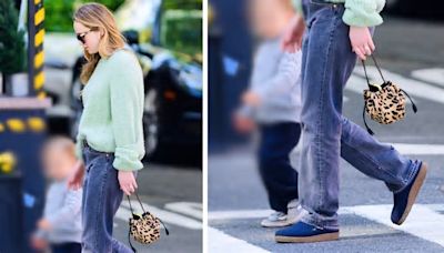 Jennifer Lawrence combina jeans rectos con zuecos de suela de corcho en mayo 2024