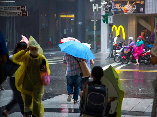 地震又大雷雨⋯還要再下X天「整片紫紅」，過後就放晴！中颱「安比」大迴轉襲日，一圖看一周天氣