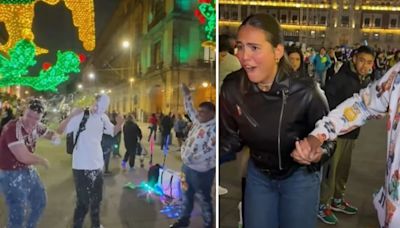 Españoles se vuelven virales tras disfrutar de México con espuma y una máquina de toques en el Zócalo previo al Grito de Independencia