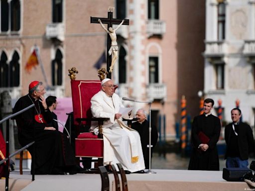 Papa Francisco visita Venecia en su primer viaje en siete meses - La Opinión