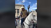 哥倫比亞國會允許議員帶寵物上班 騎白馬進國會超吸睛！