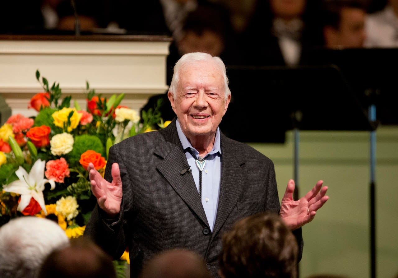 Jimmy Carter receives Holbrooke award from Dayton Literary Peace Prize Foundation