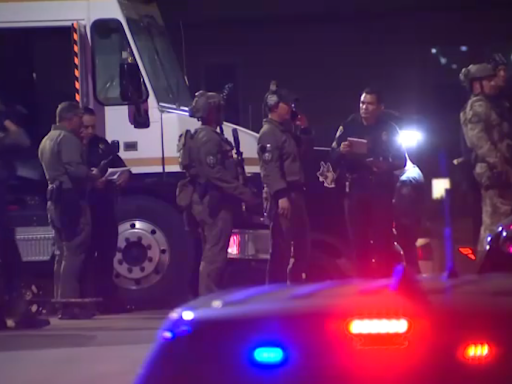 San Diego SWAT team responds to barricaded suspect at Nestor apartment complex