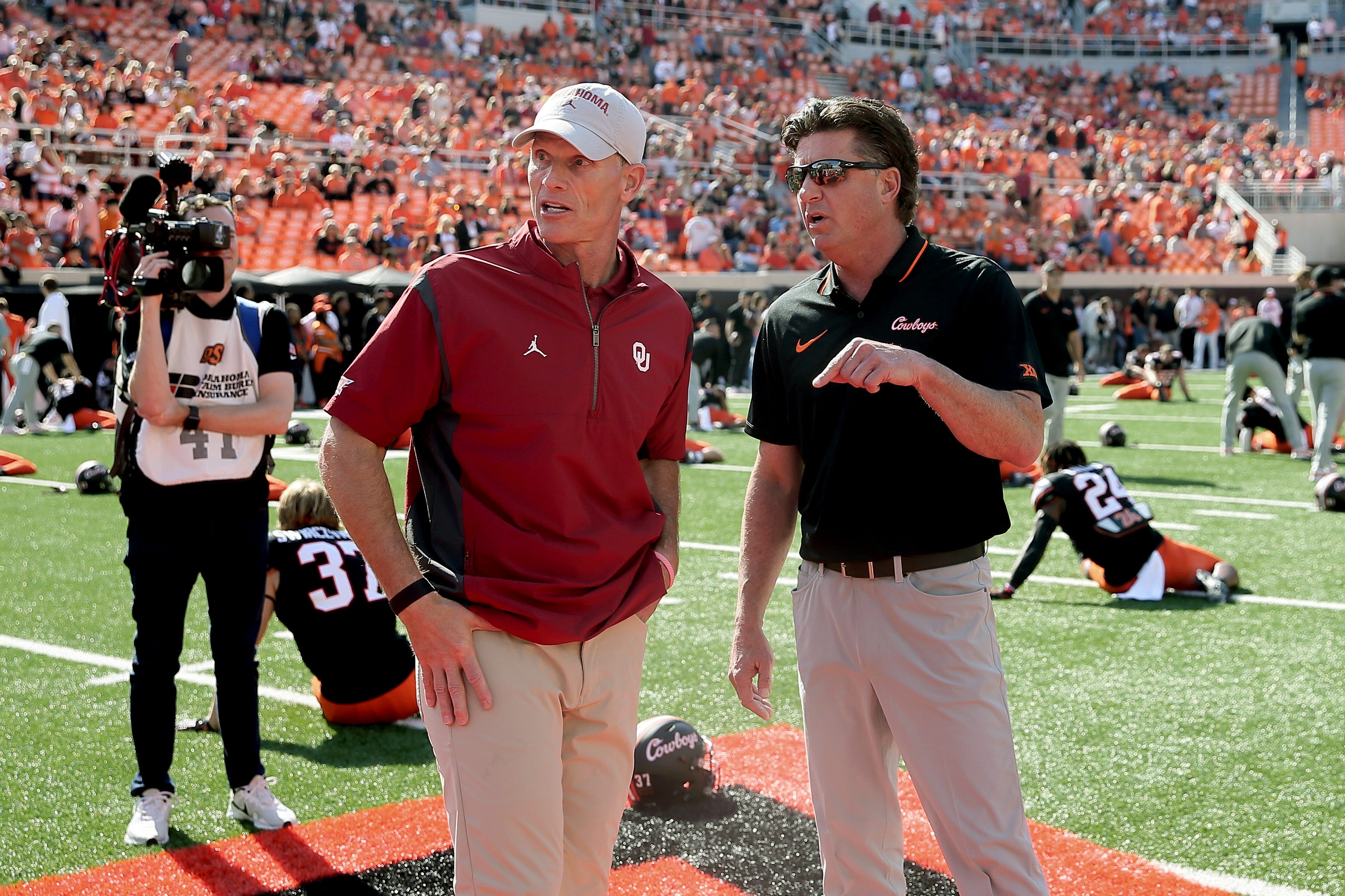 Why Brent Venables, Mike Gundy differ on college football’s use of tablets on sidelines