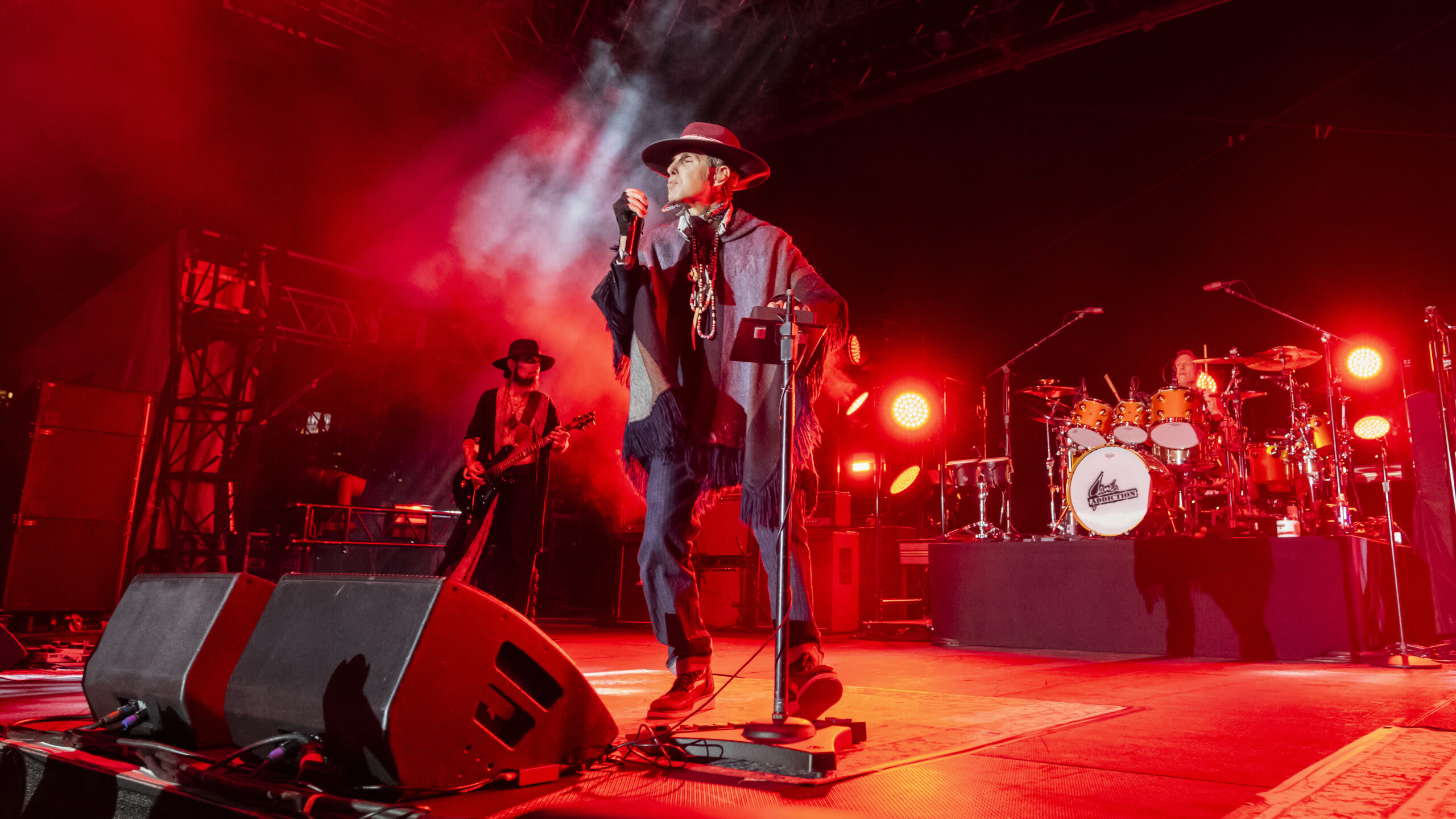 Jane’s Addiction End Show After Onstage Perry Farrell/Dave Navarro Fight