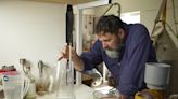 Quién es Rodrigo Carbajal, el productor de enebro de El Bolsón que hace un gin bien patagónico