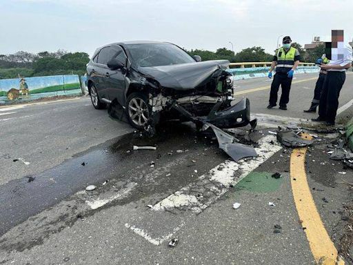 往左、往前結局差很大！休旅車閃車撞橋墩驚險畫面曝