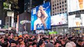 Vídeo | Shakira da un concierto sorpresa en Times Square: “Qué delicia estar aquí rodeada de mi gente latina”