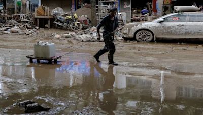 Heavy rain swells Yangtze River's water levels in China, authorities prepare for possible flooding