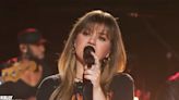 Kelly Clarkson Performs Rock Kellyoke Cover of Miley Cyrus and Stevie Nicks' 'Edge of Midnight'