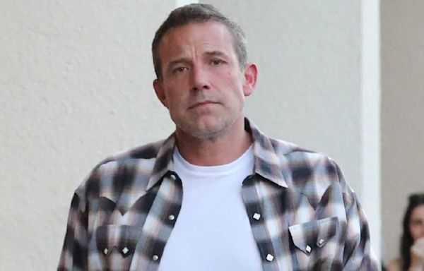 Ben Affleck Ditches Wedding Ring During Dinner Date With Daughter Violet as Jennifer Lopez Vacations in Italy