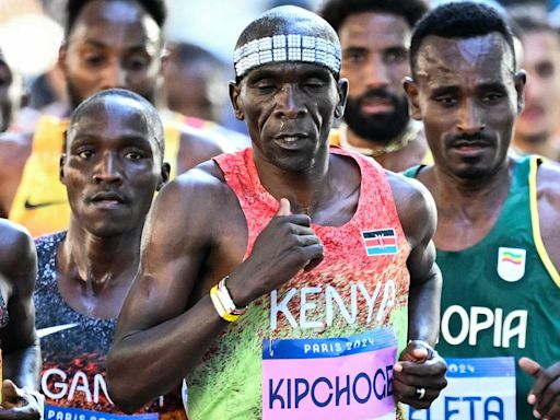 World's greatest marathon runner takes a TAXI to finish line