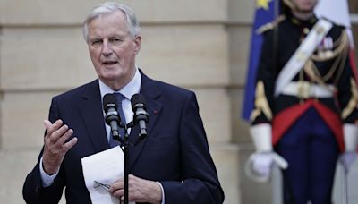 Michel Barnier parle des « gens d’en bas » lors de la passation de pouvoir et ulcère la gauche