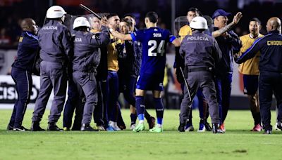 Video | Talleres protagonizó un escándalo en Brasil: la policía agredió a un jugador y hubo demorados - Diario Río Negro