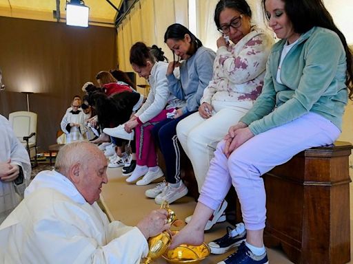 En silla de ruedas, Papa Francisco lava los pies a reclusas por Jueves Santo