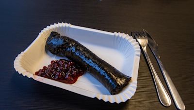 ‘Mustamakkara’, la morcilla que se toma con salsa de arándanos rojos y leche fría