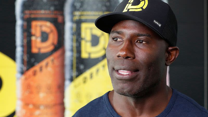 ‘Treated like a convict’: NFL legend Terrell Davis describes getting handcuffed on a plane near his kids after asking for ice | CNN