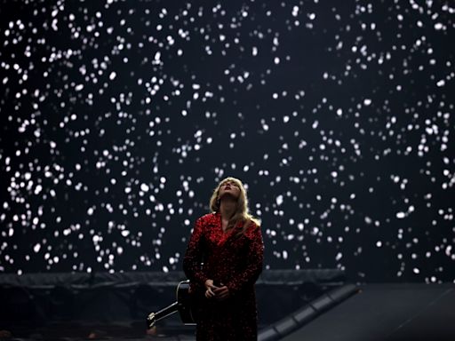 Fans drop everything, meet Taylor Swift in pouring rain at Hamburg Eras Tour show