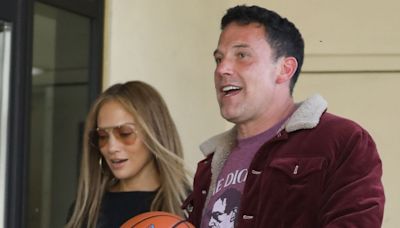 Ben Affleck and Jennifer Lopez Tackle Breakup Rumors With PDA Outing - E! Online
